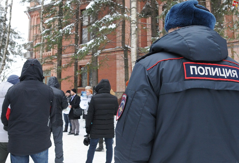 Полиция все это время находилась рядом с пикетчиками Фото: Алиса КОЗЛОВА
