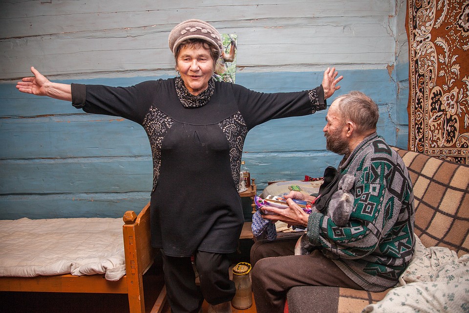 В честь дня рождения одного из постояльцев приюта Валентина Павловна исполняет коми-пермяцкие частушки. Именинник подпевает Фото: Николай ОБЕРЕМЧЕНКО
