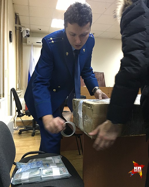 Прокурор Борис Непорожный упаковывает два миллиона долларов. Фото Александра Вострова