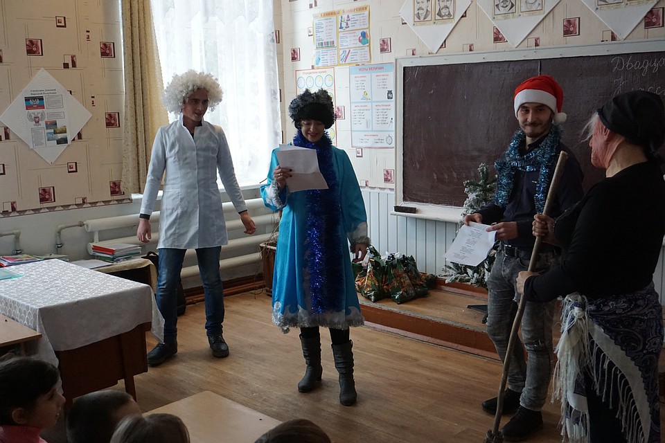 Снегурочка и Помощник Деда Мороза задают детям загадки с подвохом. Фото: Юлия АНДРИЕНКО