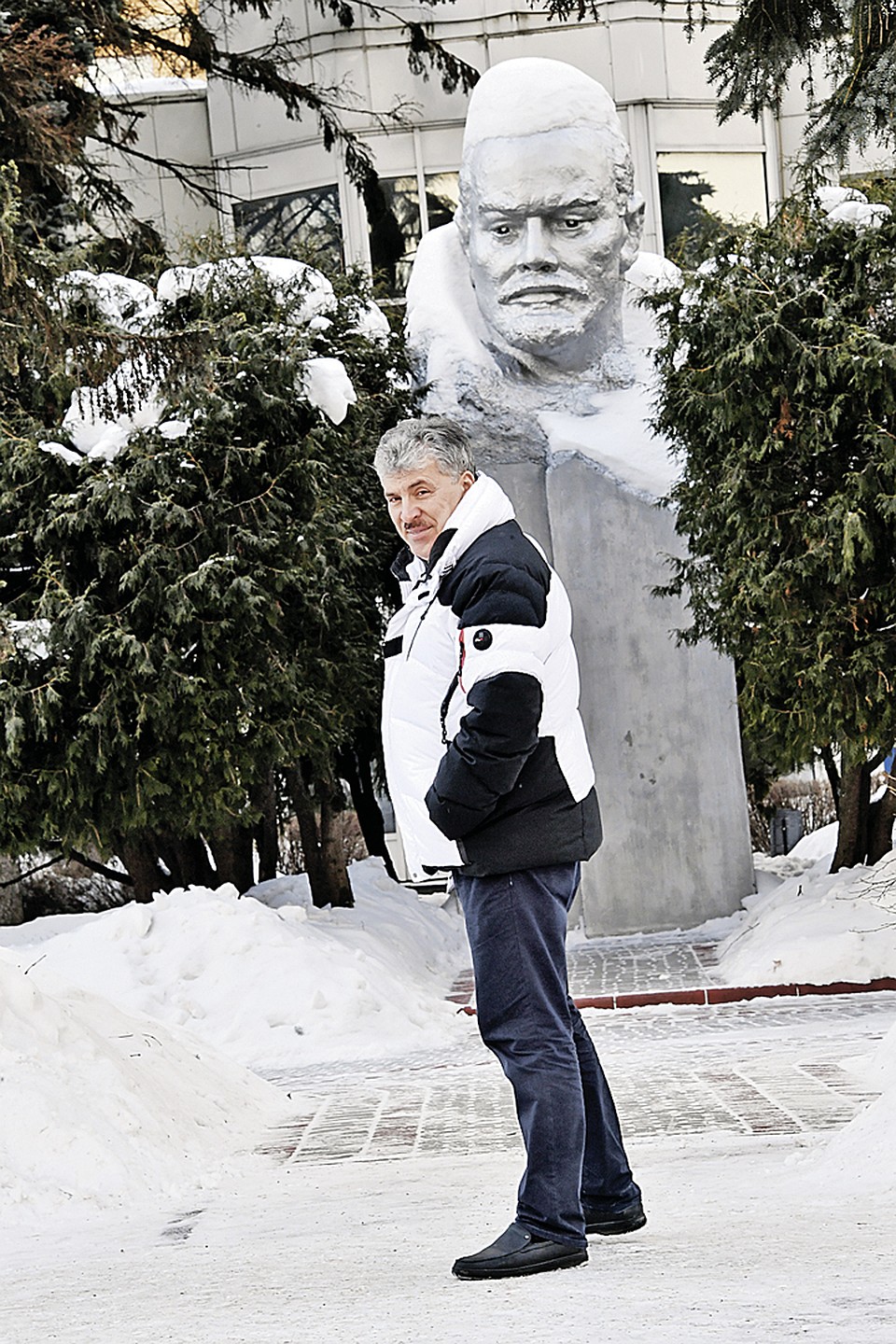 Павел Грудинин сохранил не только «красное» название совхоза, но и бюст основателя Cоветского государства. Фото: Владимир ВЕЛЕНГУРИН