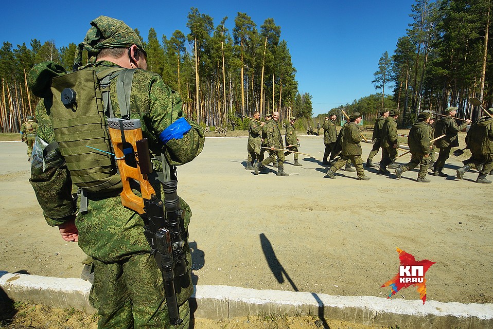 Екатеринбург. Военнослужащие с лопатами и граблями проходят мимо участник открытия страйкбольного сезона 30,04,2017 Фото: Алексей БУЛАТОВ