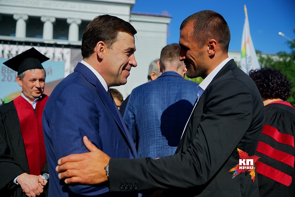 Екатеринбург. Губернатор Свердловской области Евгений Куйвашев (слева) и профессиональный боксер Сергей Ковалев (справа) во время церемонии вручения дипломов выпускникам УрФУ 24,06,2017 Фото: Алексей БУЛАТОВ