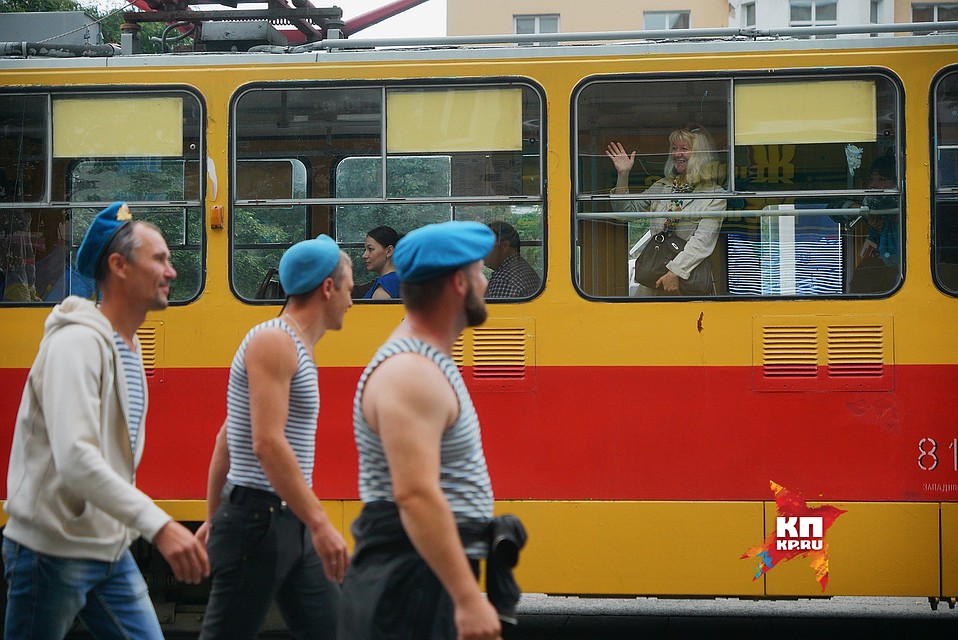 Екатеринбург. Женщина приветствует десантников во время их шествия к памятнику 'Черный тюльпан'. Празднование дня ВДВ 02,08,2017 Фото: Алексей БУЛАТОВ