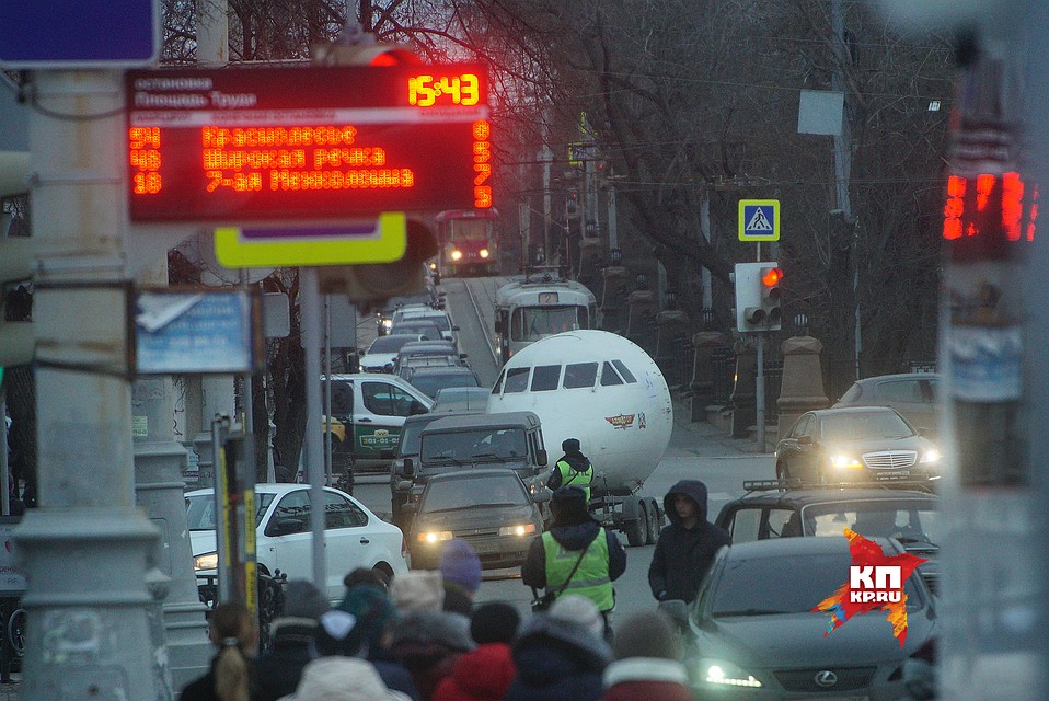 Екатеринбург. Сотрудник ДПС остановил автомобиль перевозящий в прицепе кабину самолета 07,11,2017 Фото: Алексей БУЛАТОВ
