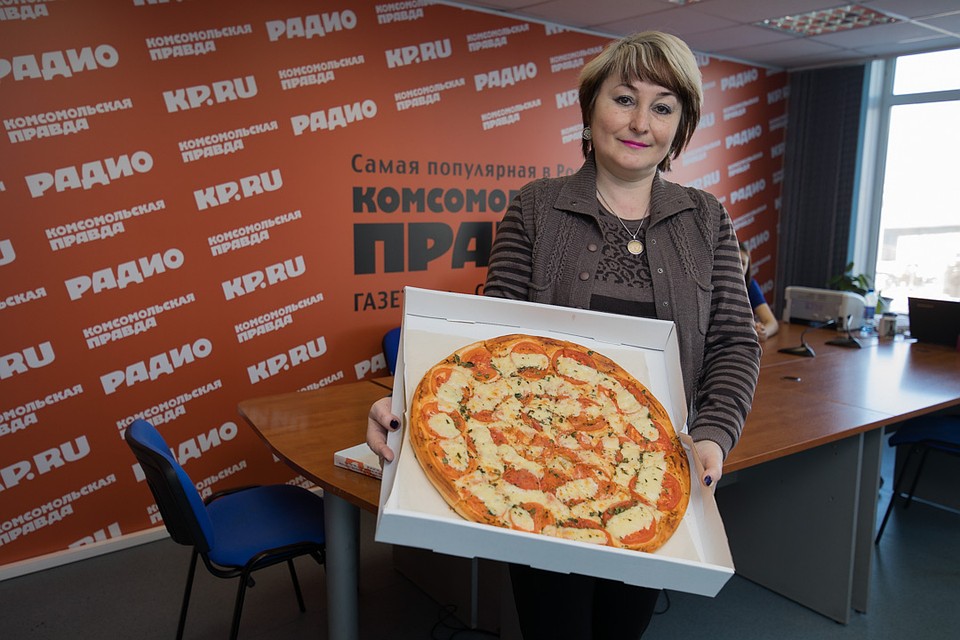 Победителем в номинации «Выбор партнера» стала Елена Гвоздева, которая поделилась рецептом салата «Новогодний». Фото: Андрей АБРАМОВ