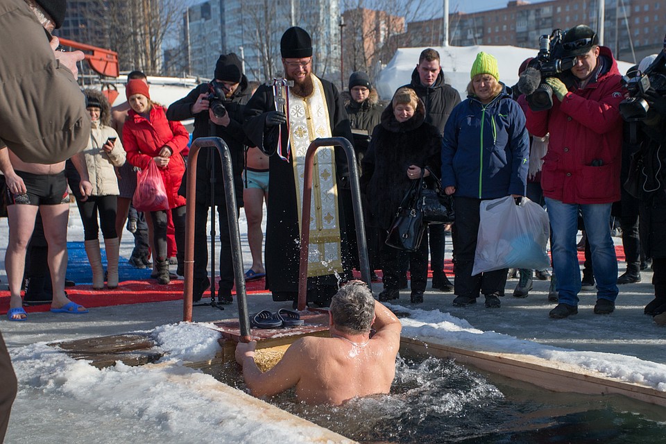 Владивостокцы окунулись в иордань у яхт-клуба "Семь футов" Фото: Татьяна МЕЕЛЬ