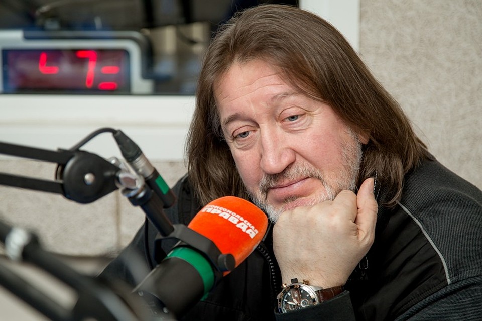 Давай с тобой поговоpим. Пpости, не знаю как зовут. Hо откpывается дpугим Все то, что близким беpегут. Фото: Валерий ЗВОНАРЕВ
