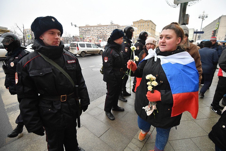 Девушки пытались задобрить росгвардейцев цветами, но те держались скромно и цветы не принимали. Фото: Виктор ГУСЕЙНОВ