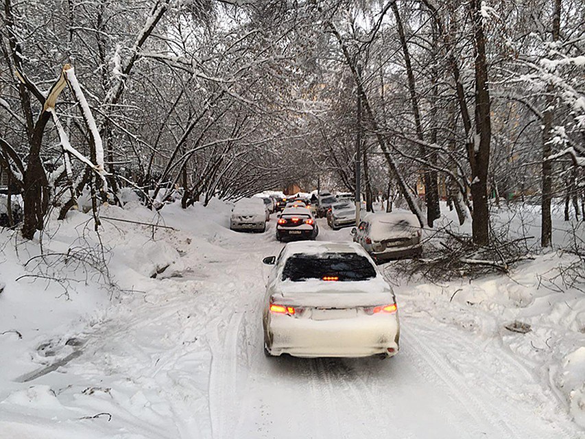 В городе сохраняются сложные погодные условия. Фото: Илья Коршунов