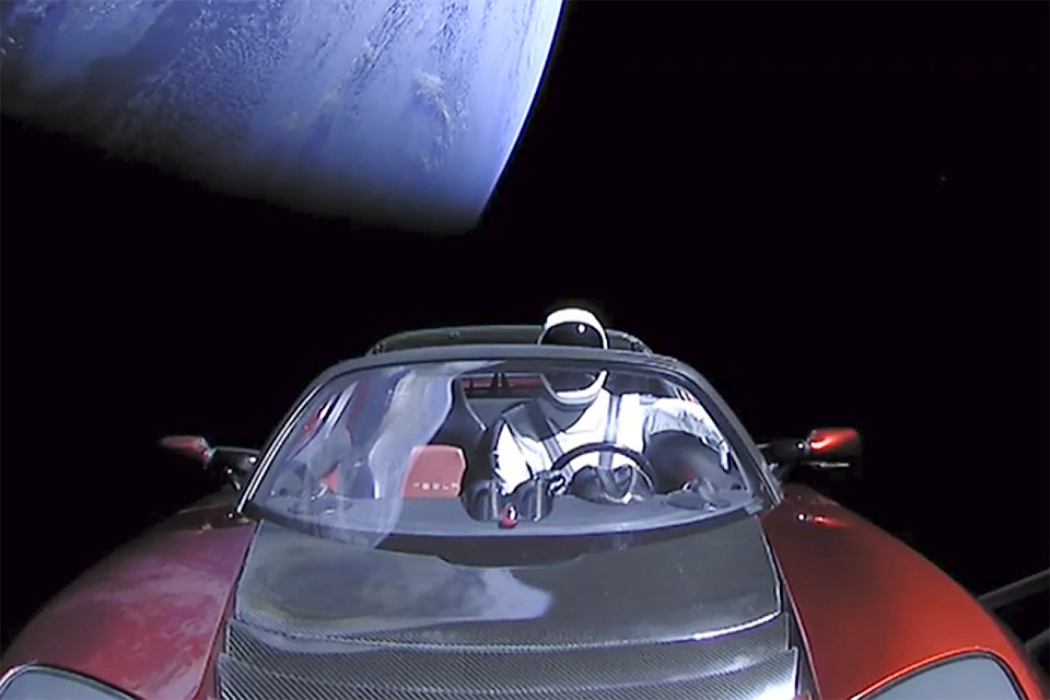 За рулем родстера сидит манекен в шлеме, названный Starman
