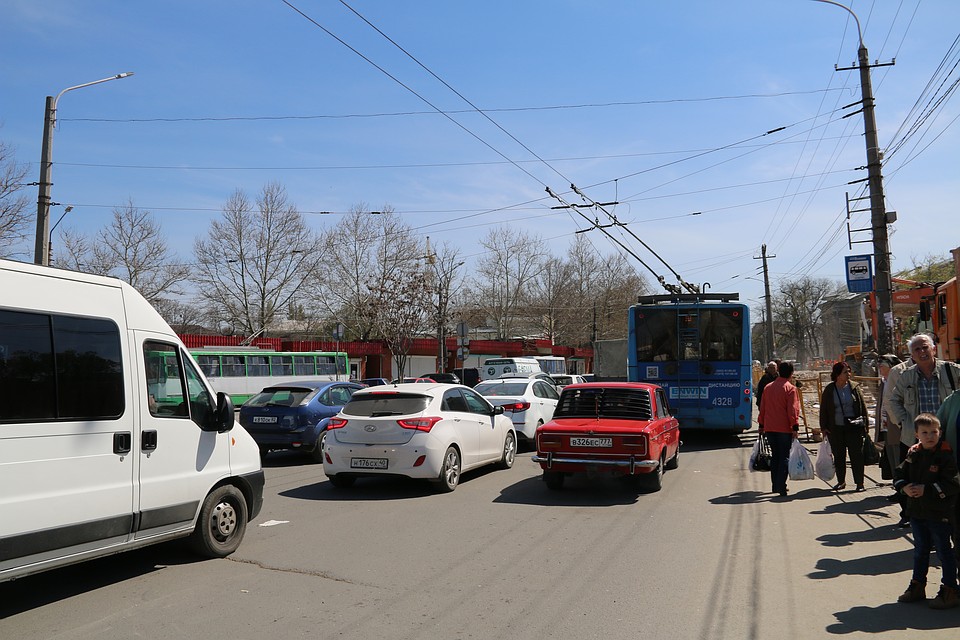 Чиновники надеются, что после транспортной реформы пробок в городе станет меньше. Фото: Анастасия КУРДЮКОВА