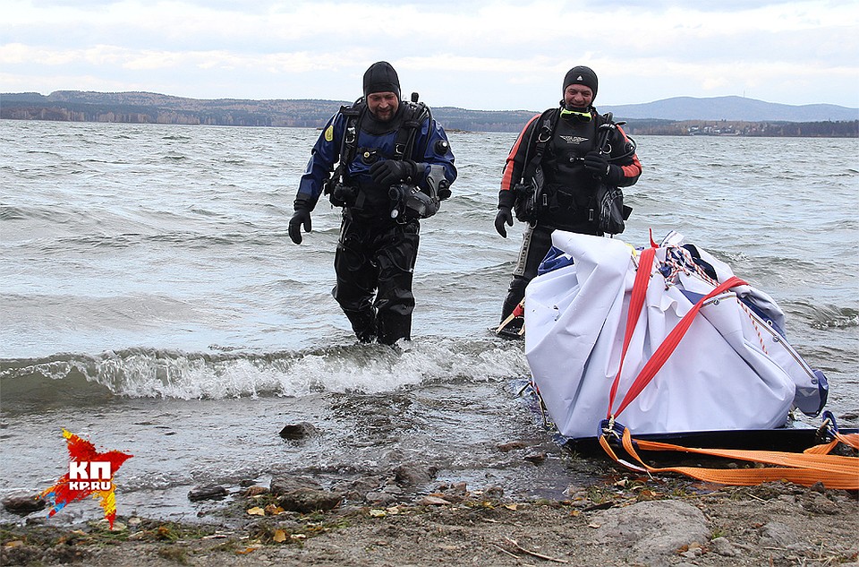 Октябрь 2013 года, водолазы помогли достать метеорит со дна при помощи лебёдки. Фото: Валерий ЗВОНАРЕВ