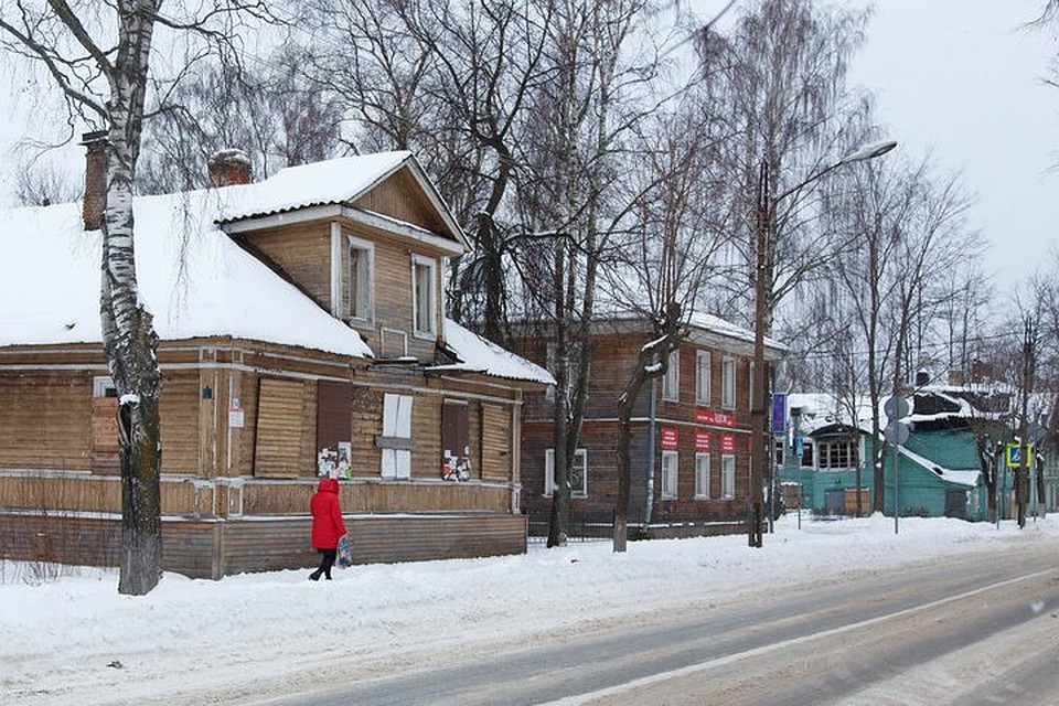 Вдоль главной улицы стоя разрушающиеся здания, в которых уже никто не живет Фото: Александр ГЛУЗ