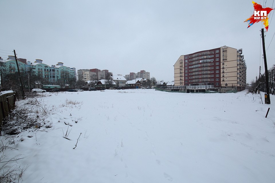 На месте пустыря раньше были домики. Их снесли ради строительства дома, однако из-за нерешенных вопросов с отселением остальных "частников", стройку свернули Фото: Святослав ЗОРКИЙ