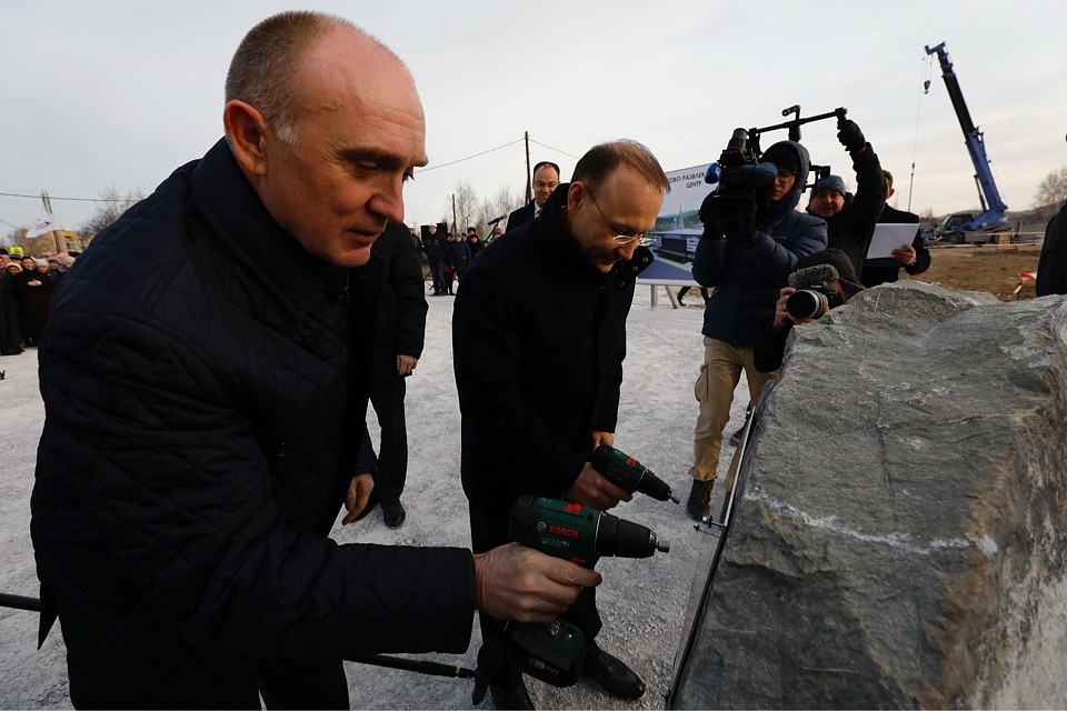 В городе вскоре появится современный торгово-развлекательный центр. В церемонии начала строительства приняли участие губернатор Челябинской области Борис Дубровский (слева) и председатель совета директоров РМК Игорь Алтушкин. Фото: Пресс служба РМК