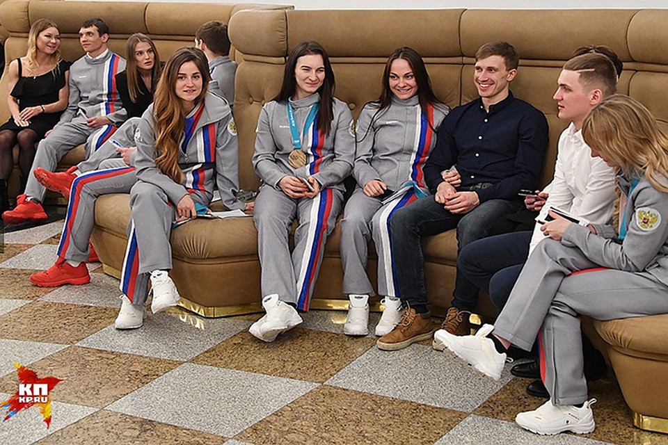 Анастасия Седова пришла на церемонию награждения со своим женихом. Фото: Владимир ВЕЛЕНГУРИН