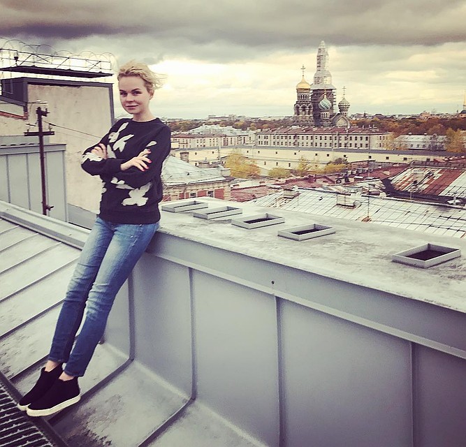 Алиса обожает гулять по крышам Петербурга. ФОТО: @alisavox