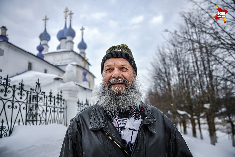 Местный житель Валерий, возле Крестовоздвиженского храма. Валерию 75 лет, 43 из которых он провел в Палехе. Фото: Виктор ГУСЕЙНОВ