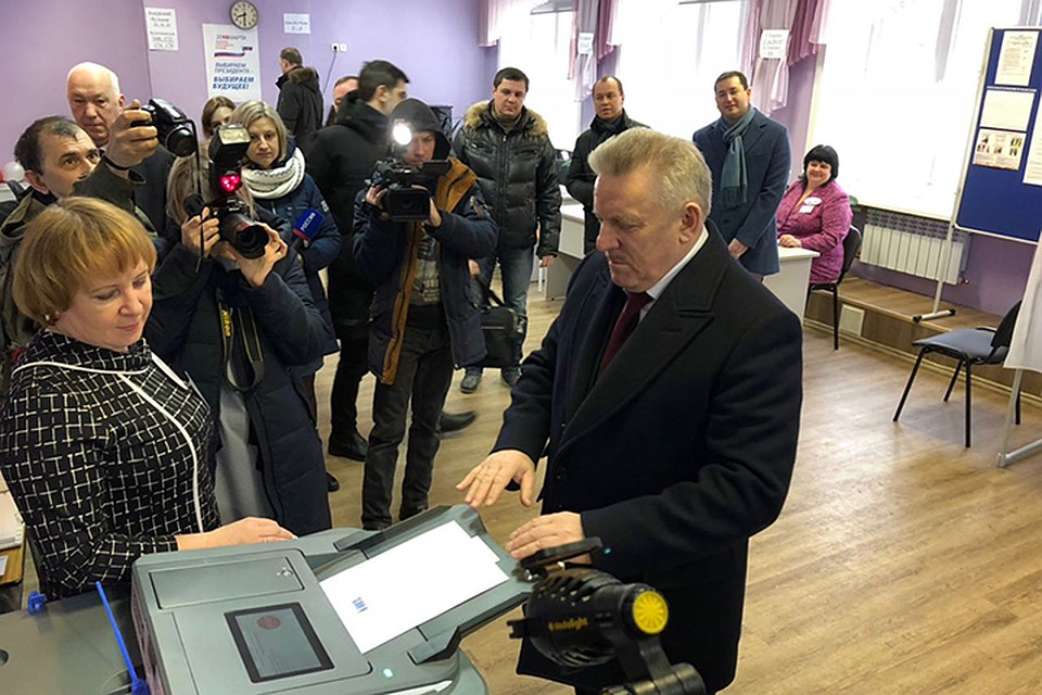 Губернатор Хабаровского края Вячеслав Шпорт проголосовал в гимназии №5 Фото: Правительство Хабаровского края