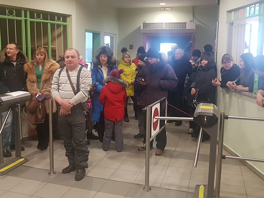 Еще до открытия вестибюль избирательного участка был забит народом в шубах и пуховиках Фото: Олег АДАМОВИЧ
