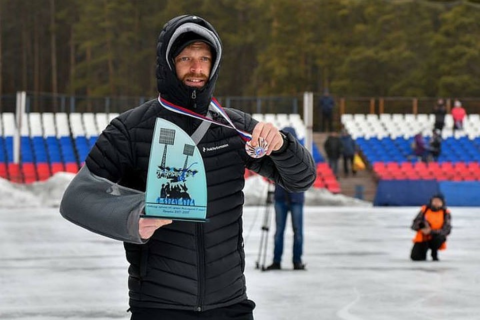 Александр Егорычев: "Спасибо болельщикам за памятный приз!". Фото: Татьяна ГЛЮК.