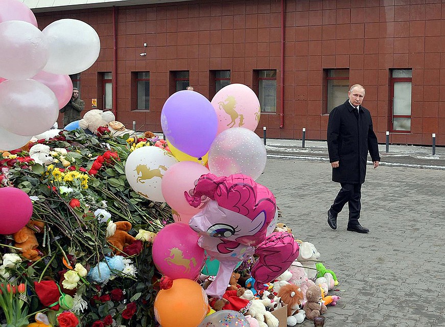 Владимир Путин у мемориала памяти жертв страшного пожара в Кемерово. Фото: REUTERS