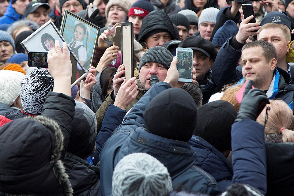 Родственники погибших детей держали в руках их фотографии. Фото: REUTERS