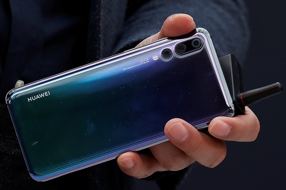 Huawei P20 получил разрешение камеры 40 Мп, а дополнительный телефото-модуль на 8 Мп обеспечивает 5-кратный оптический зум. Фото: REUTERS