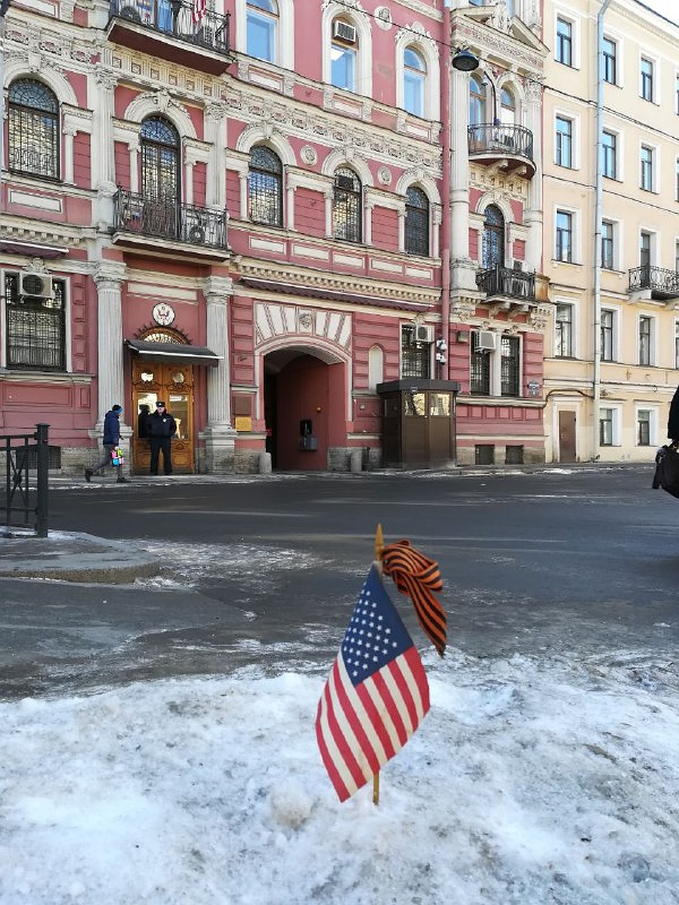 Два унылых звездно-полосатых флага да табличка у входа - все, что осталось от консульства. Фото: Елена МИХИНА