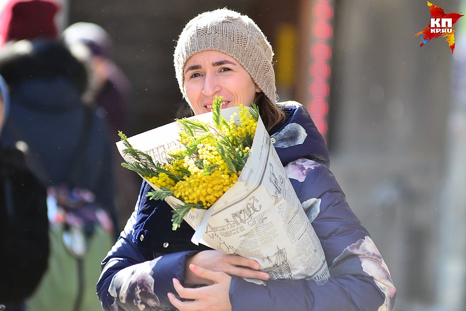 7 марта Новосибирск превратился в один большой уличный рынок по продаже цветов Фото: Влад КОМЯКОВ