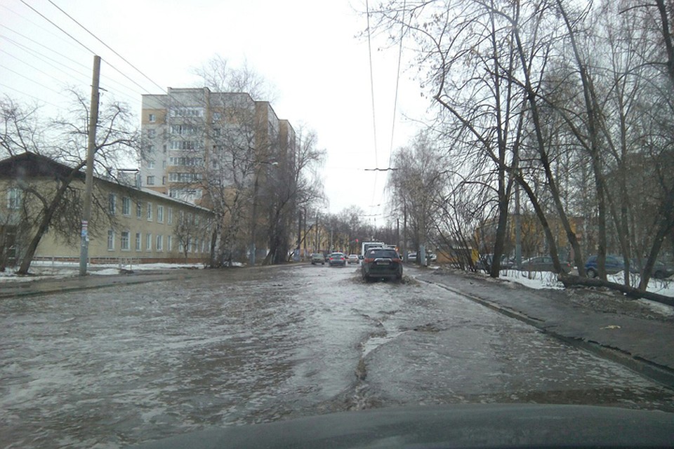 Весеннее половодье началось на улицах Нижнего Новгорода. Фото: Александр ЕРШОВ