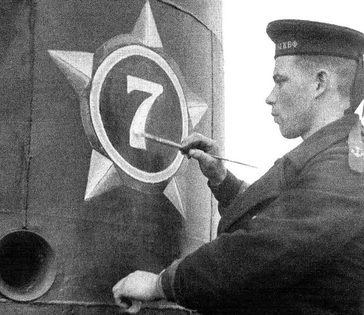 Матрос рисует на рубке цифру 7 - столько кораблей потопила его подлодка