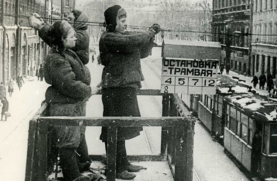 Февраль 1945 г. На Невском проспекте увеличивается число трамвайных маршрутов.