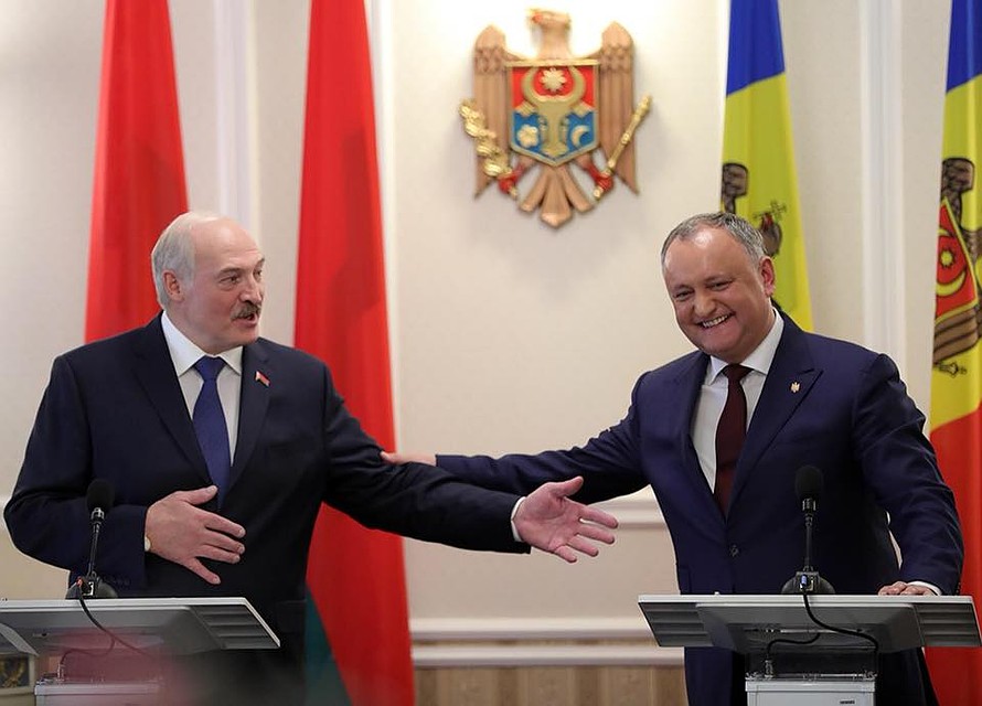 Президенты Беларуси и Молдовы вместе засеют поле на белорусских тракторах. Фото: facebook.com/dodon.igor