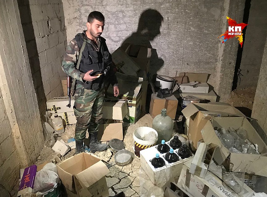 Боец показывает спецкору "Комсомолки" всё, что осталось от химической лаборатории. Фото: Александр КОЦ