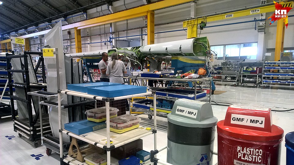 Работники бразильского авиазавода Embraer монтируют оборудование крыла. Фото: Геннадий МОЖЕЙКО