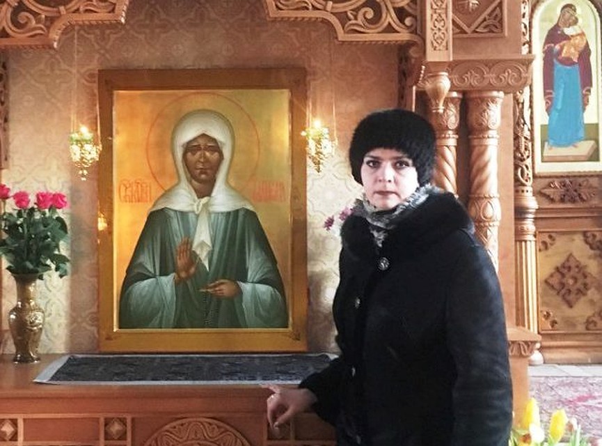 Мама Наташа молится за выздоровление сына. Фото: Архив Н. Медведевой.