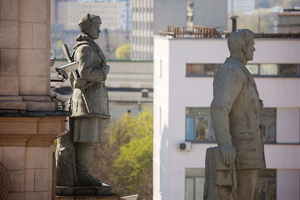 Скульптуры установлены на высоте 9-го этажа. Фото: Павел МАРТИНЧИК