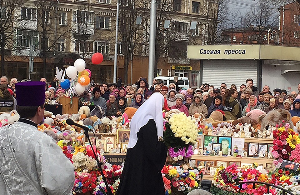 Под черными окнами сгоревшего торгового центра море плюшевых зверей, лампадок, икон и фотографий погибших детей Фото: Елена ЧИНКОВА