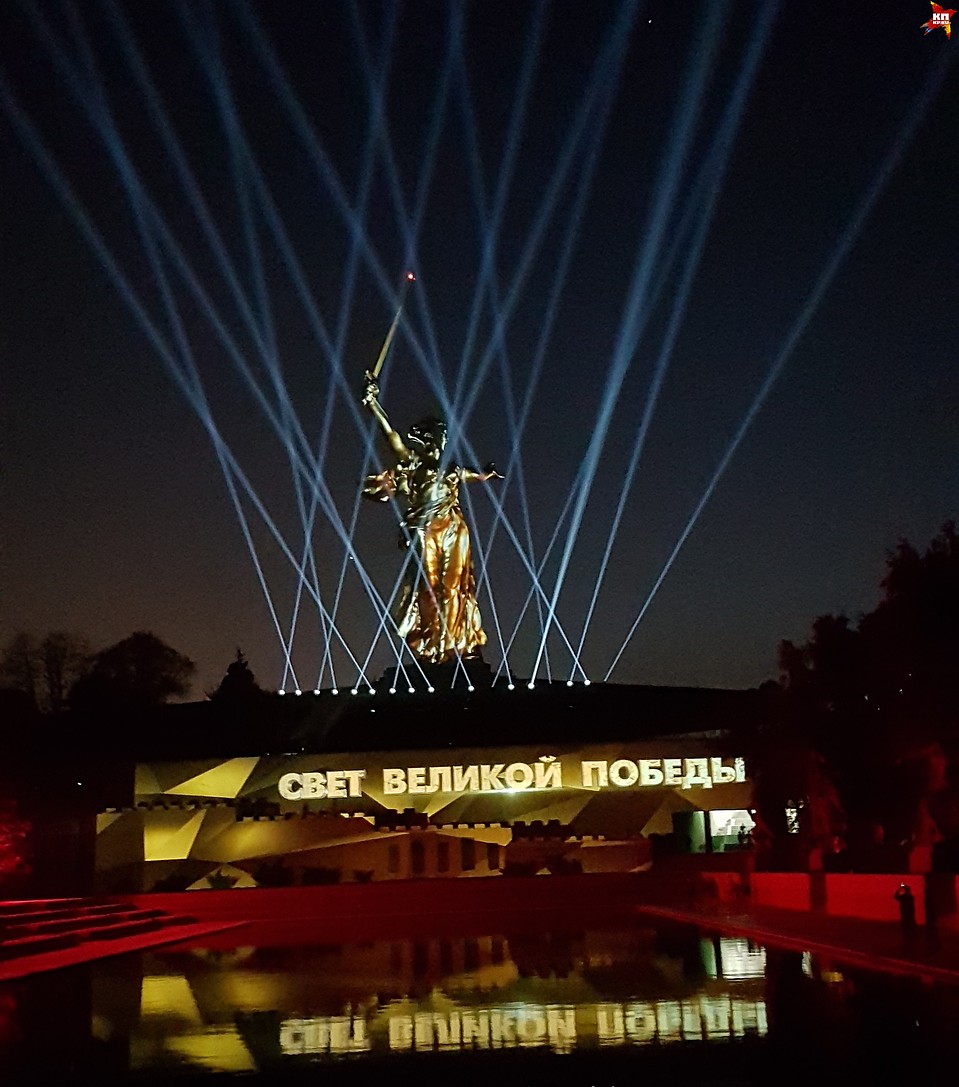 В этом году в основу 3D мэппинг шоу легли истории городов-героев России. Фото: Екатерина СИМОХИНА