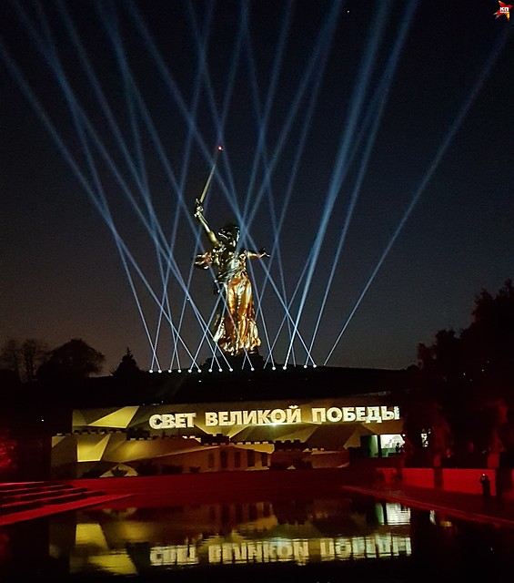 В этом году в основу 3D мэппинг шоу легли истории городов-героев России. Фото: Екатерина СИМОХИНА