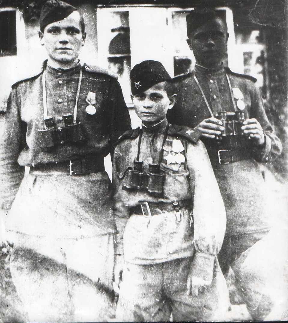 Сын полка Володя Тарновский с боевыми товарищами в Берлине. Май 1945.