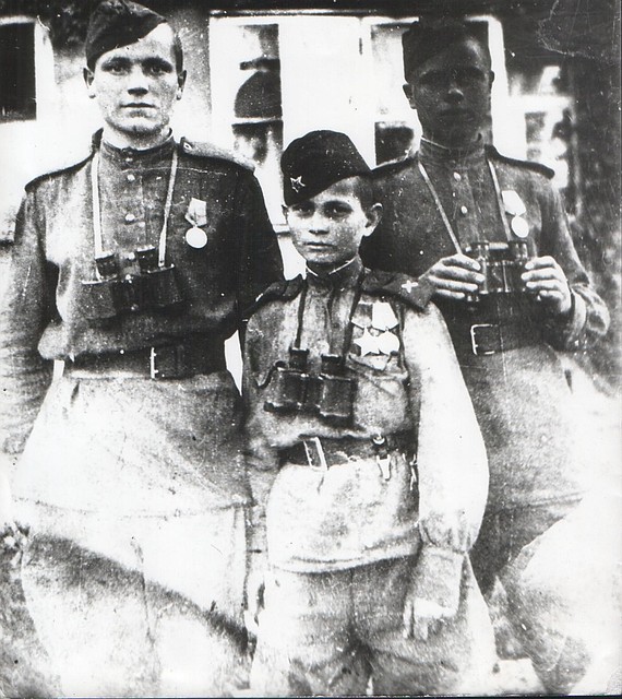 Сын полка Володя Тарновский с боевыми товарищами в Берлине. Май 1945.