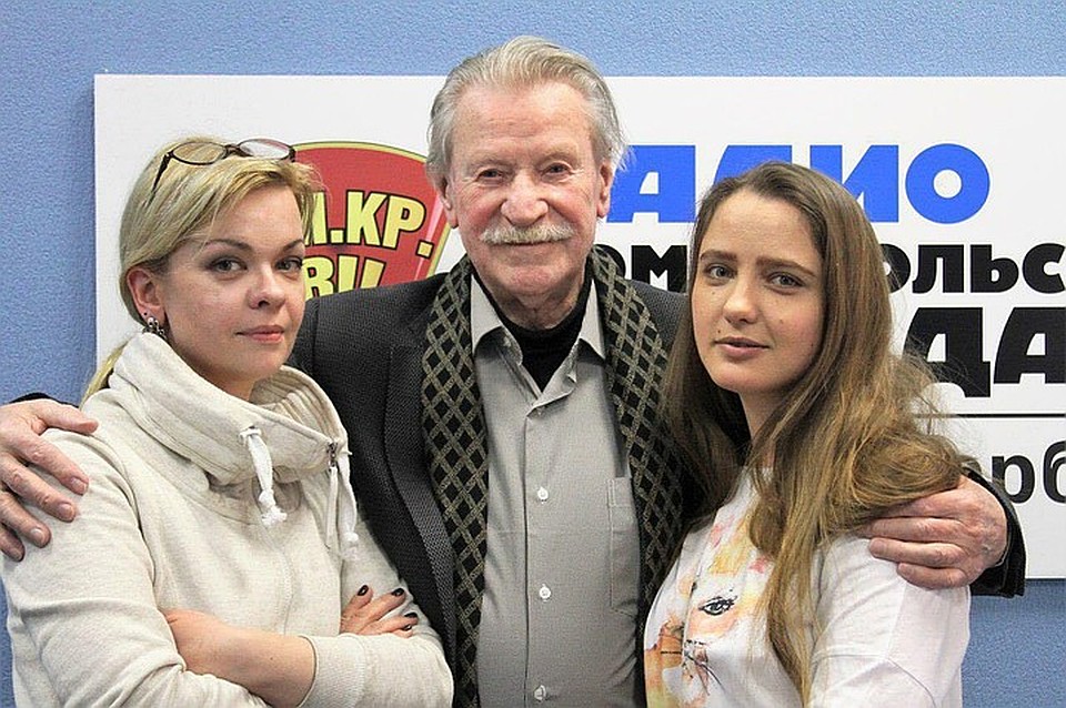 Тройственный союз - так Иван Иванович называет свои отношения с женами.