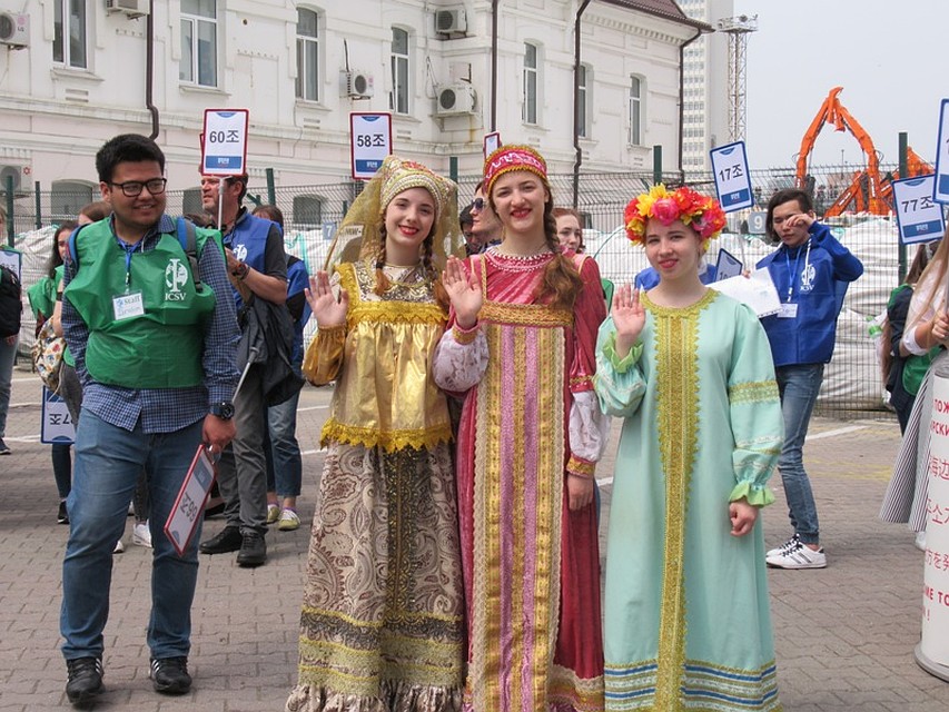 Корейцев приветствуют улыбчивые приморские старшеклассницы Фото: Ксения КРЫМОВА