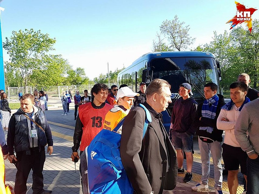 После матча болельщики уговаривали Павлова остаться с "Ротором". Фото: Екатерина СИМОХИНА