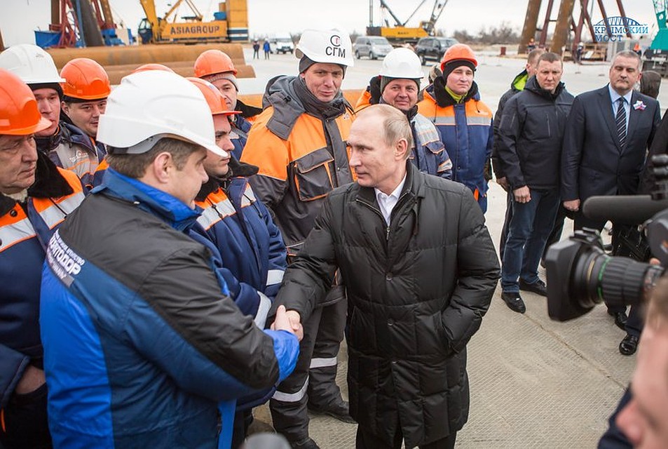 Глава государства пообщался с рабочими. 18 марта 2016 года. Фото: Инфоцентр Крымского моста