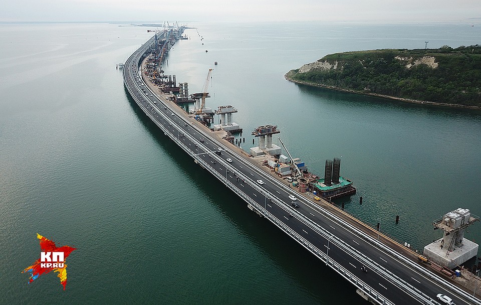 Движение по автомобильной части Крымского моста началось, строители обещают через год завершить и железнодорожную часть проекта. Фото: Виктор ГУСЕЙНОВ