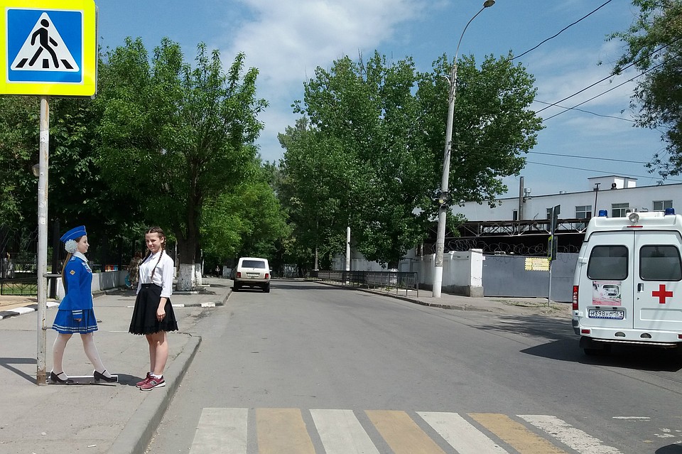 Однажды на этом перекрестке машина едва не сбила группу детей: ребятишек чудом спасла учительница. Фото: Александр СТЕПАНОВ
